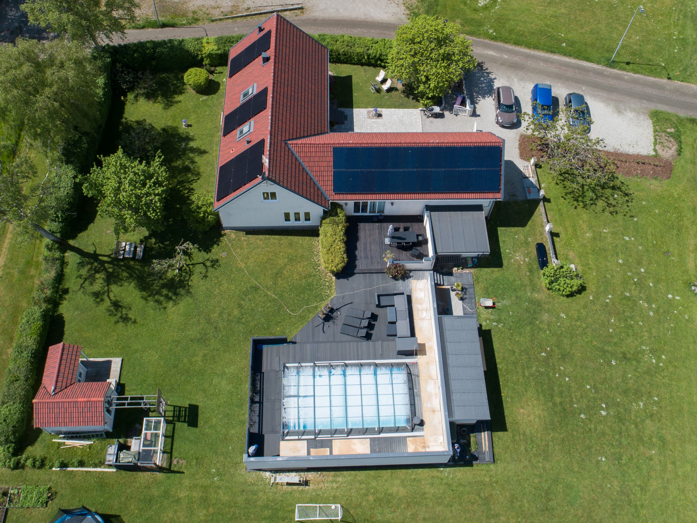 Om bara några år är solceller ”det nya svarta” på svenska tak. Och varför inte helsvarta i så fall?