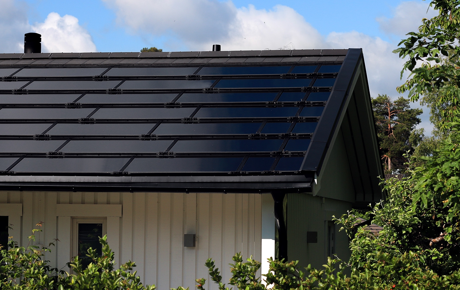 Soltech ShingEl-paneler ger ett tak som påminner om pannor. 