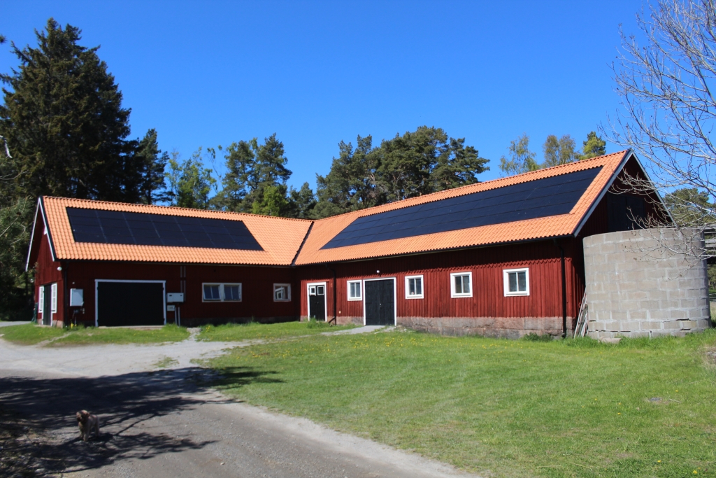 En ladugård med solceller monterade på taket.