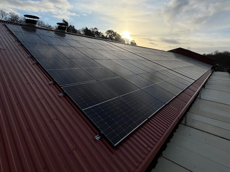 Solceller monterade på tak för lantbruk.